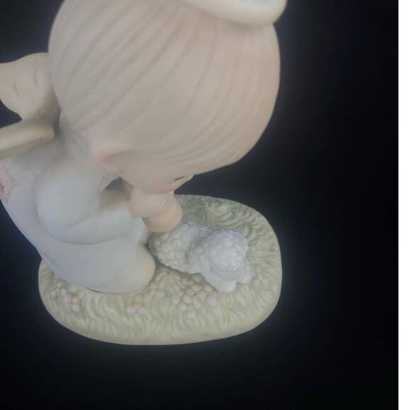 Precious Moments Collector's Club 1983 "God's Ray Of Mercy" Figurine - Picture 7 of 7